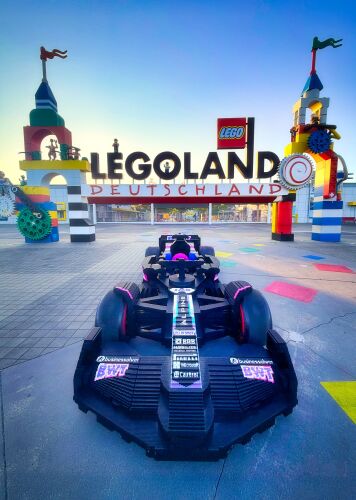 Der spektakuläre, aus LEGO® Steinen erbaute, lebensgroße F1® Rennwagen des BWT Alpine F1® Teams kann noch bis zum 30. August im LEGOLAND® Deutschland bestaunt werden.