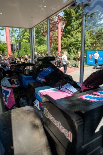 Vom Formel 1® Miami Grand Prix 2025 ins LEGOLAND® Deutschland Resort: Ein aus LEGO® Steinen gebauter, lebensgroßer F1® Rennwagen des BWT Alpine F1® Teams wurde heute in Günzburg enthüllt.