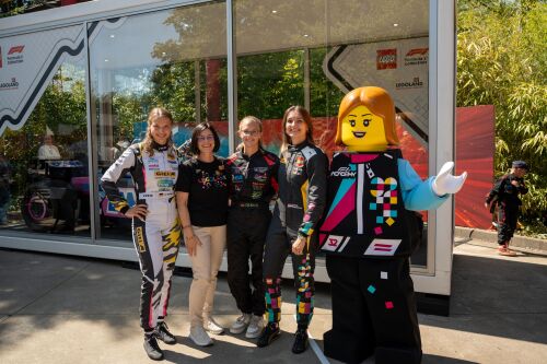 Gemeinsam mit Manuela Stone, Geschäftsführerin LEGOLAND Deutschland (2. von links), der F1® ACADEMY Fahrerin Esmee Kosterman (links neben dem LEGO Girl) sowie jungen Fahrerinnen des RC Günzburg und des MAC Königsbrunn wurde der lebensgroße LEGO Alpine F1® Rennwagen actionreich enthüllt. 