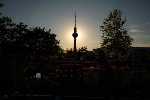 Der Aussichtsturm im LEGOLAND Deutschland Resort in Günzburg ist das Wahrzeichen des Parks. Zusammen mit dem Sonnenkreis bildet er die perfekte Kulisse für das im Dunkeln liegende MINILAND. Fotograf: Luis Baumeister, TMC Media
