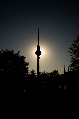 Der Aussichtsturm im LEGOLAND Deutschland Resort in Günzburg ist das Wahrzeichen des Parks. Zusammen mit dem Sonnenkreis bildet er die perfekte Kulisse für das im Dunkeln liegende MINILAND. Fotograf: Luis Baumeister, TMC Media