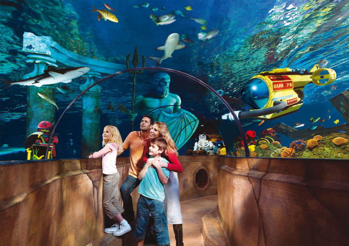Familie im Glastunnel im LEGOLAND ATLANTIS by SEA LIFE