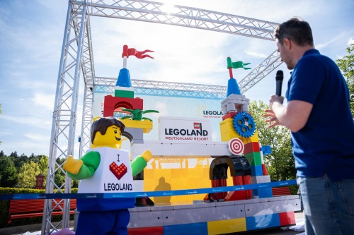 Moderator Marc Dumitru präsentiert den ersten Parade-Wagen: Das LEGOLAND® Portal.
