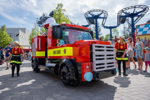 Das Blaulicht des beeindruckenden LEGO® CITY Feuerwehrautos kann tatsächlich einsatzbereit leuchten. 