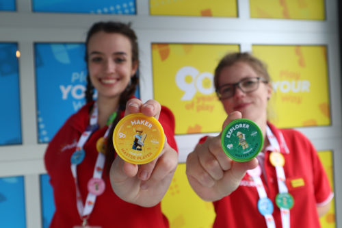 Als Belohnung erhalten die Gäste LEGO Pop-Badges nach ihrer gemeisterten Aufgabe im Kreativzentrum.