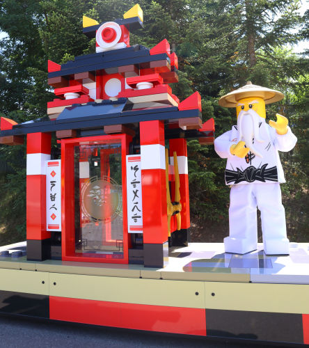 Der neue NINJAGO® Parade Wagen mit Meister Wu im LEGOLAND® Deutschland