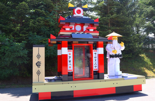 Der neue NINJAGO® Parade Wagen mit Meister Wu im LEGOLAND® Deutschland.