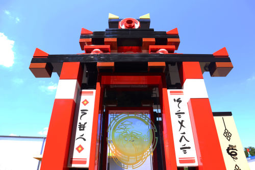Was aussieht wie der Eingang zu einem NINJAGO Dojo-Tempel ist das neue Gefährt von Meister Wu bei der LEGOLAND® Parade.
