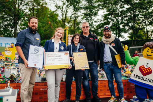 Der LEGOLAND® Weltrekord wurde geknackt – Es wurden 1.566 Häuser gebaut! (v.l.n.r. Jürgen Frisch - Manager Entertainments & Events (LLD) // Laura Kuchenbecker - Rekordrichterin Rekord-Institut für Deutschland // Manuela Stone - Geschäftsführerin LEGOLAND® Deutschland // AFOLs und Bürgermeister der LEGO Weltrekord Stadt Martin Schild („Lauter Steine e.V.“) und Timo Will („Stein Hanse e.V.“) 