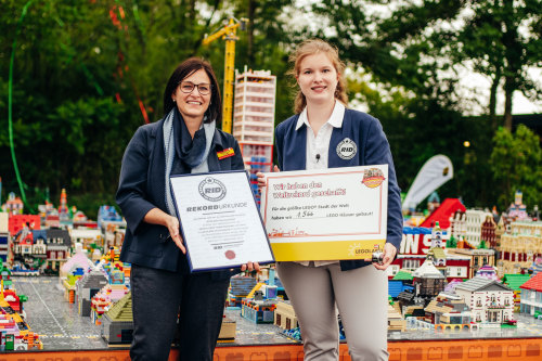 Laura Kuchenbecker vom Rekord-Institut für Deutschland erklärt den LEGOLAND®  Weltrekord ganz offiziell für geknackt.