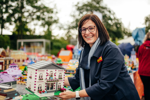 LEGOLAND®  Deutschland Geschäftsführerin Manuela Stone setzt das letzte Haus in die LEGO Stadt.