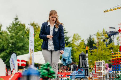 Rekord-Richterin Laura Kuchenbecker zählt die einzelnen Häuser der LEGO® Weltrekord Stadt.