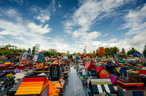 Dank der fleißigen Parkgäste wurden insgesamt 1.566 Häuser für den LEGOLAND®  Weltrekord gebaut. 