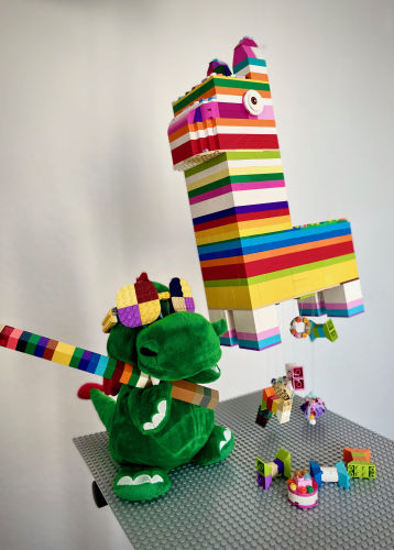 Ein Bauwerk aus der Familien Challenge 2022 von Runde 1: Die Confetti Piñata mit Drache Olli.
