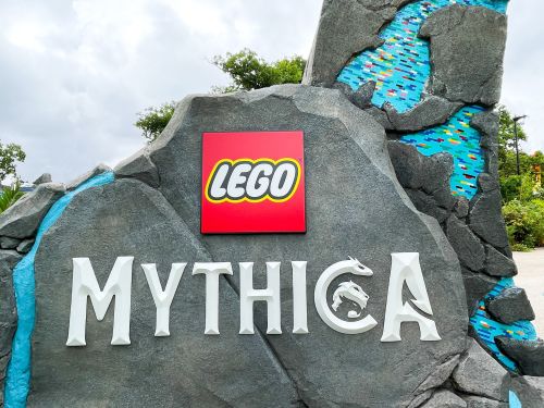 Im elften Themenbereich LEGO MYTHICA können die Besucher in die fantasievolle Welt von LEGO MYTHICA eintauchen mit vielen bunten Modellen aus LEGO Steinen.