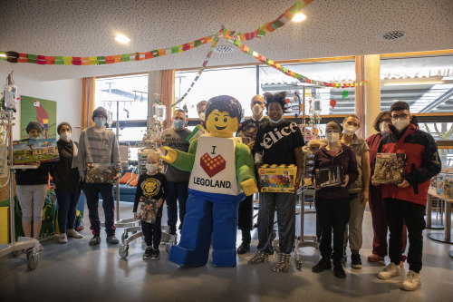 LEGOLAND Deutschland zu Besuch im Kinderklinikum Augsburg. Familienfreizeitpark stärkt Bewusstsein für den Internationalen Kinderkrebstag.