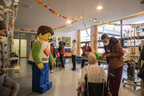 LEGOLAND Deutschland zu Besuch im Kinderklinikum Augsburg. Familienfreizeitpark stärkt Bewusstsein für den Internationalen Kinderkrebstag. 