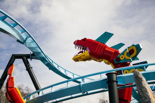 Der welterste LEGOLAND Wing Coaster MAXIMUS - Der Flug des Wächters umrundet einmal die neue Welt LEGO MYTHICA mit den farbenfrohen Modellen.