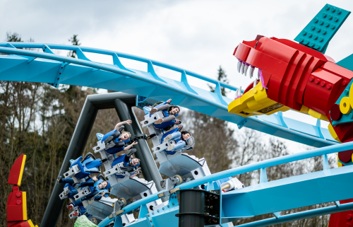 Spektakuläres Fahrerlebnis im Wing Coaster – insbesondere durch die Nähe zu Objekten wie der Sea Serpent. / Fotograf: Alexander Scheuber